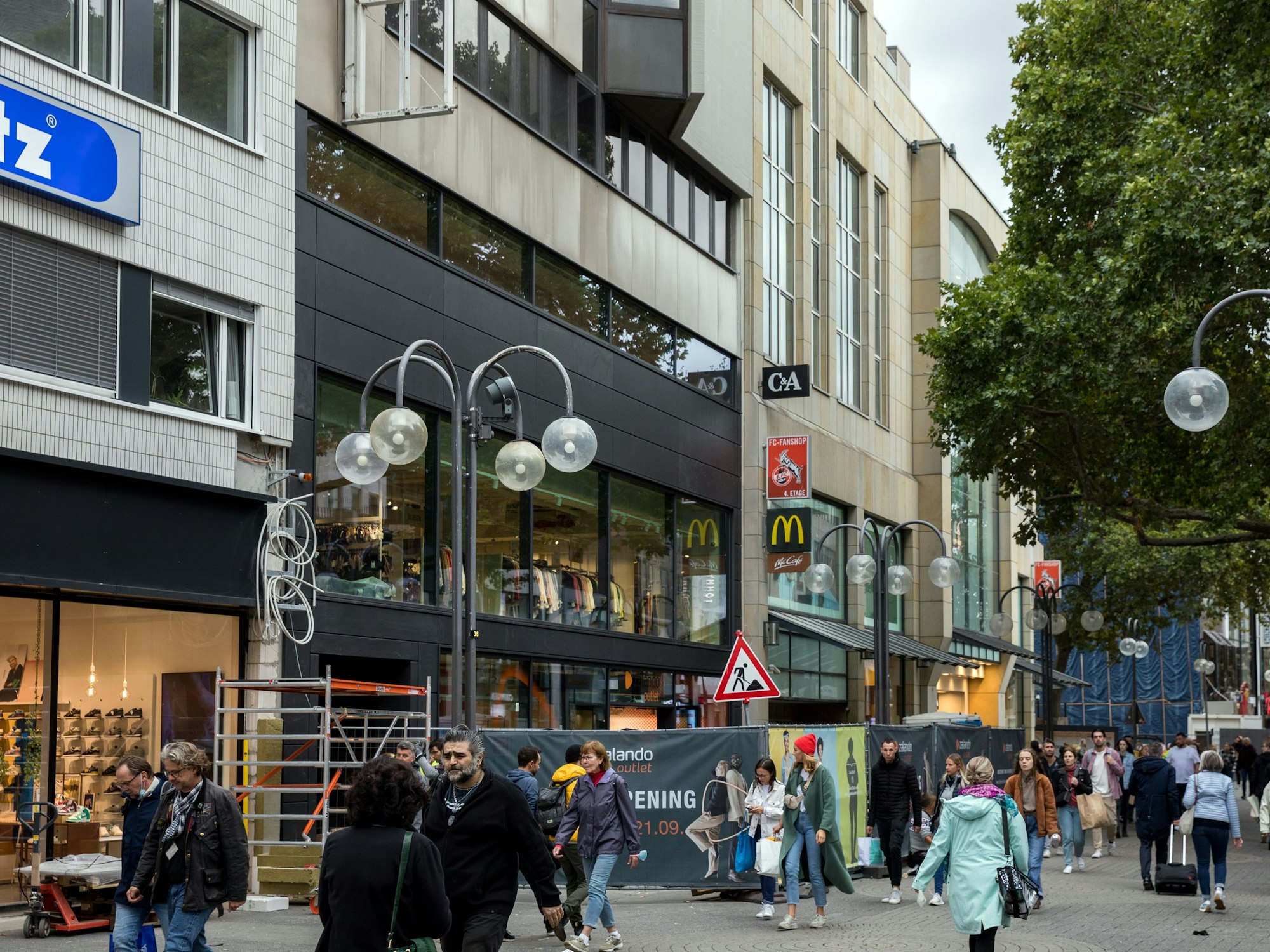 Zalando eröffnet auf der Schildergasse einen neuen Store. Am Tag vor der Eröffnung stehen noch Zäune vor dem Laden.