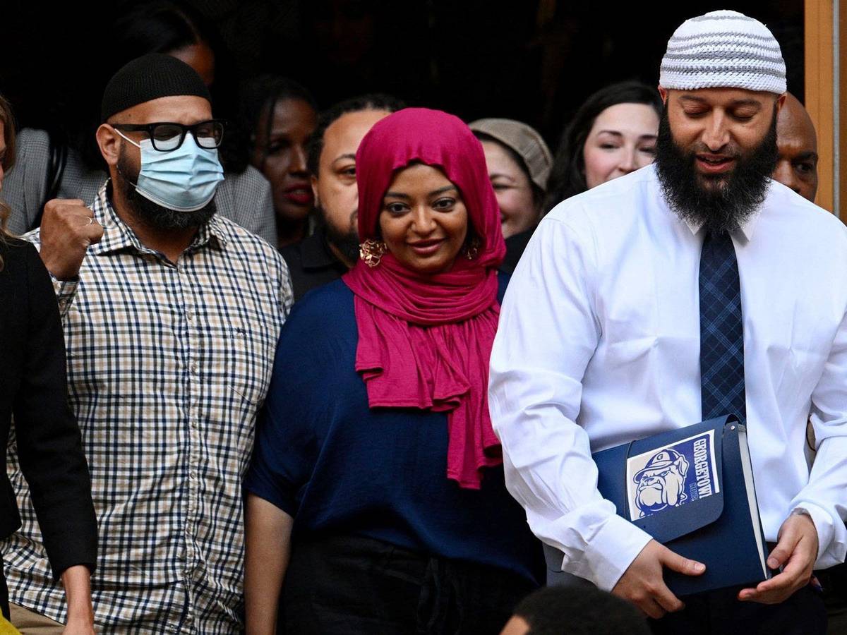 Adnan Syed verlässt am 19. September 2022 das Gerichtsgebäude nach der Anhörung in Baltimore