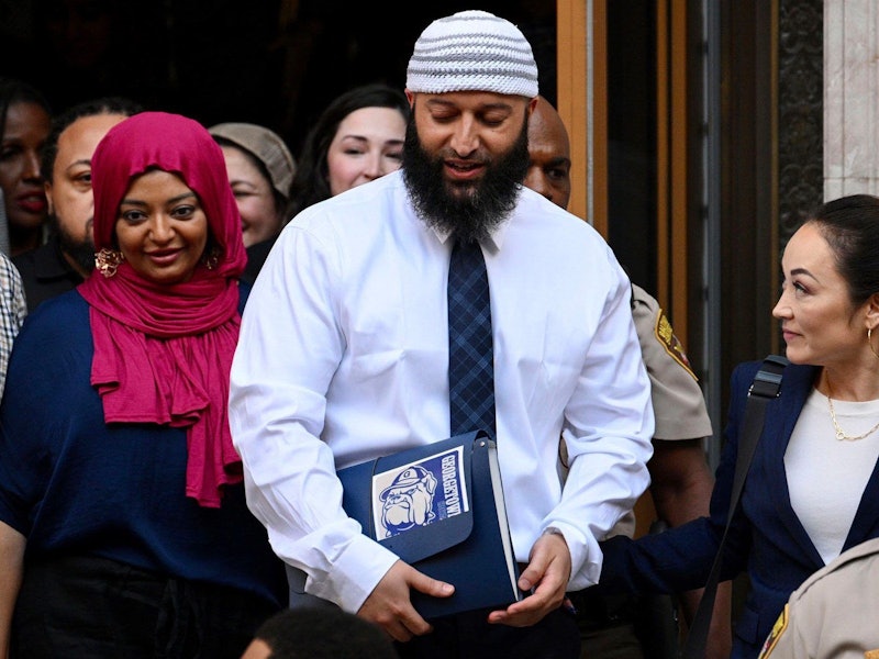 Adnan Syed verlässt am 19. September 2022 das Gerichtsgebäude nach der Anhörung in Baltimore