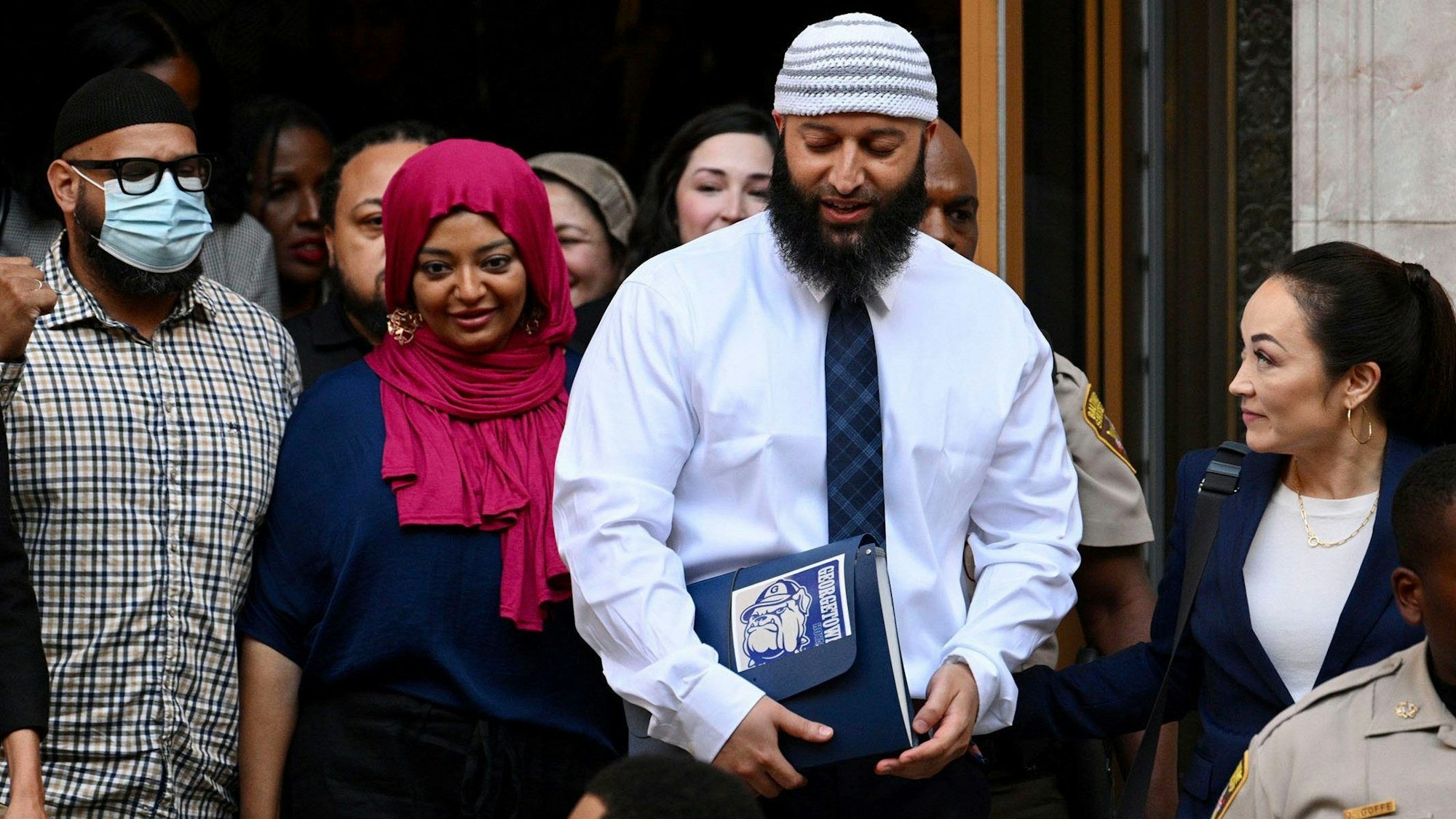 Adnan Syed verlässt am 19. September 2022 das Gerichtsgebäude nach der Anhörung in Baltimore
