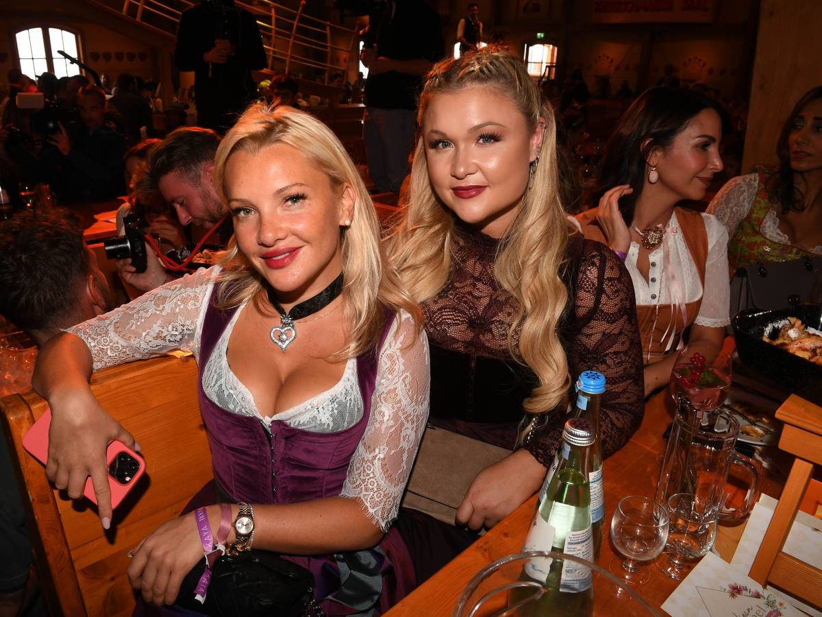 Evelyn Burdecki und Sophia Thiel feiern beim Wiesn-Bummel im Café Kaiserschmarrn auf dem Münchner Oktoberfest.