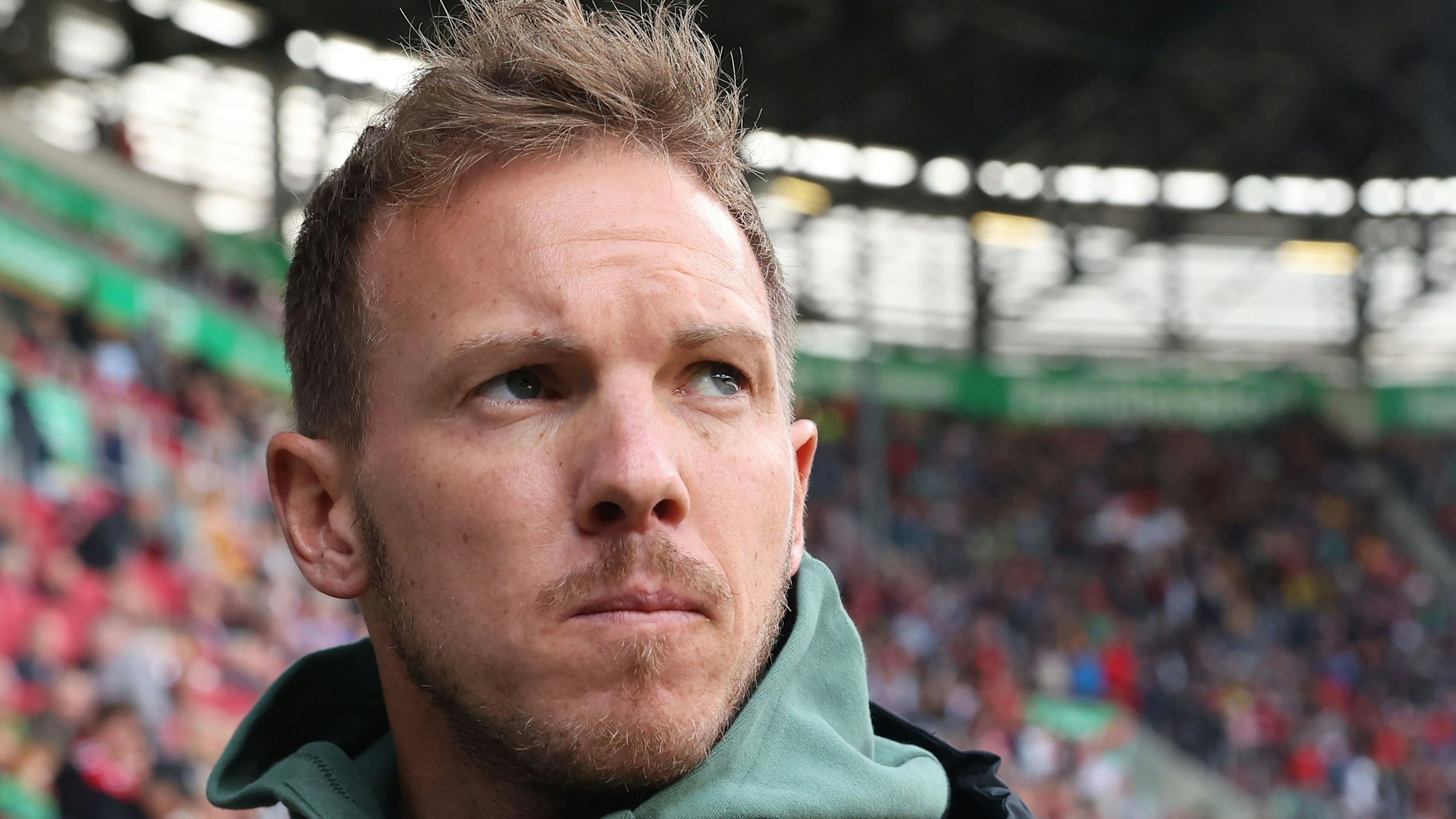 Julian Nagelsmann am 17. September 2022 am Rande der 0:1-Niederlage des FC Bayern München beim FC Augsburg.