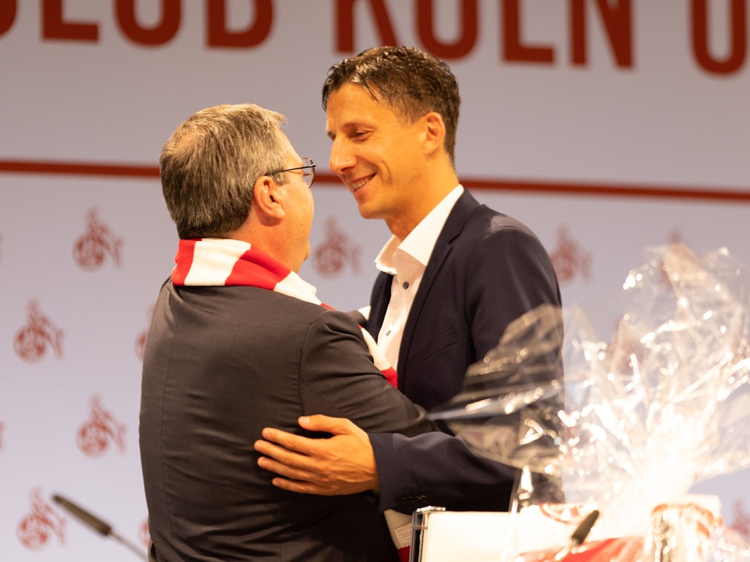 Dr. Werner Wolf (Vorstand) und Dr. Christian Keller (Geschäftsführer 1. FC Köln) umarmen sich bei der Mitgliederversammlung des 1. FC Köln.
