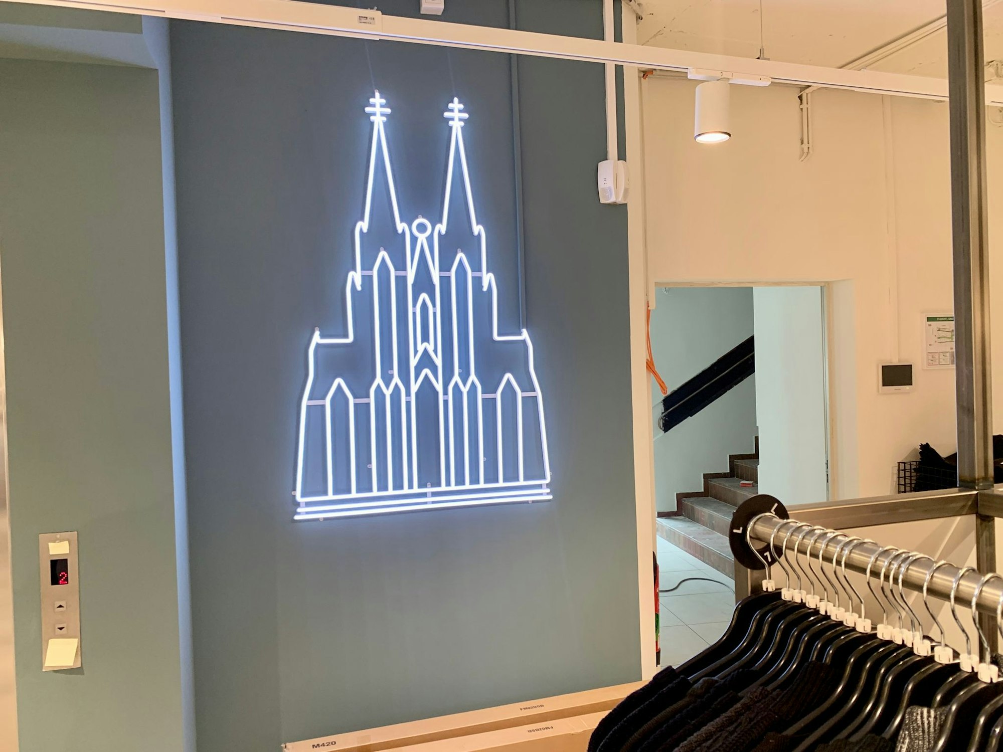 Eine Lampe in Form des Kölner Doms im neuen Zalando-Outlet auf der Kölner Schildergasse.