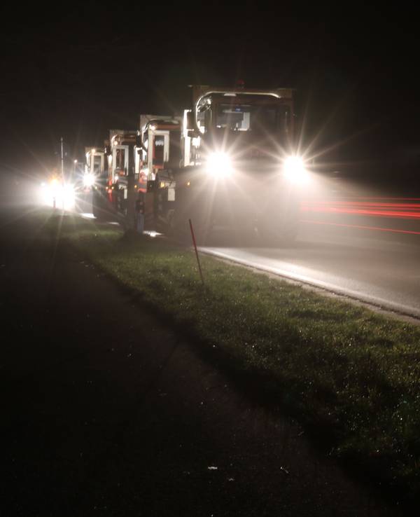 Vibro-Trucks auf einer Landstraße