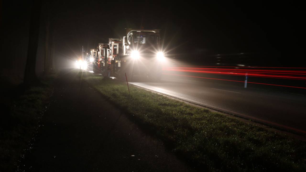 Vibro-Trucks auf einer Landstraße