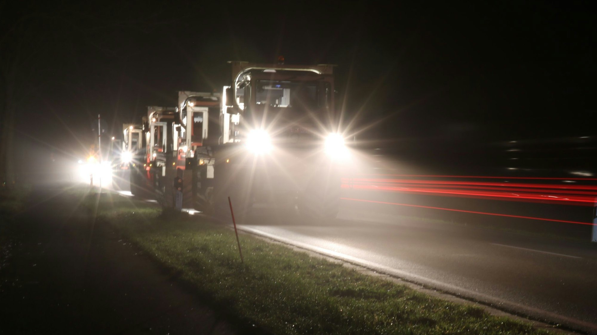 Vibro-Trucks auf einer Landstraße