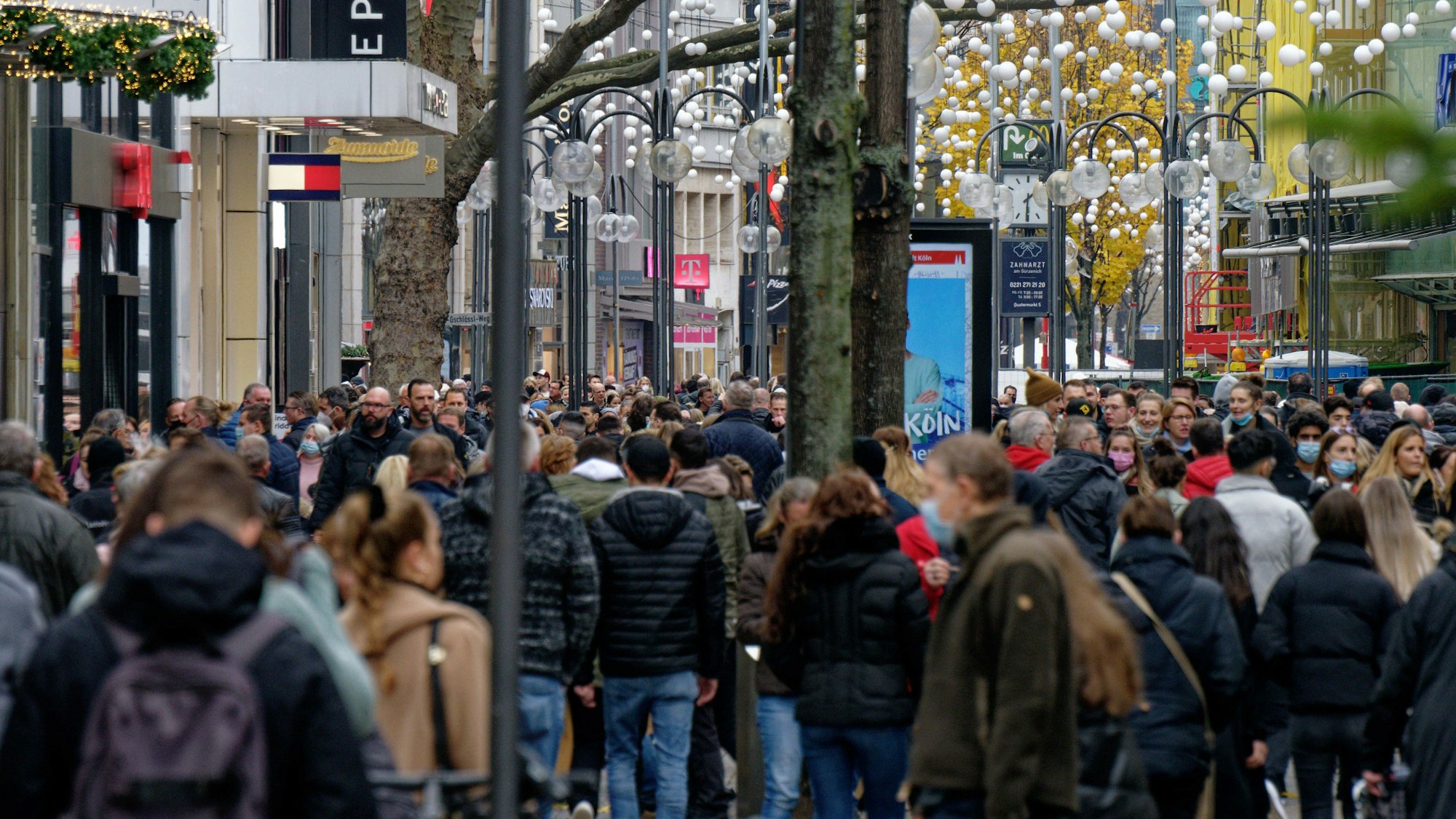 Passanten laufen durch die Schildergasse in der Innenstadt.