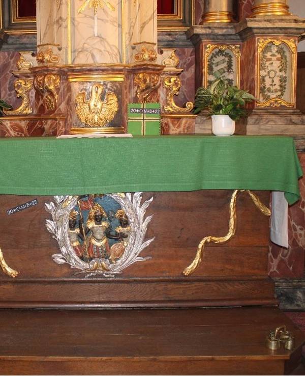 Das Foto zeigt den beklebten Altar in der katholischen Kirche am Marktplatz in Jülich. Die Aufkleber waren mit dem Haussegen 20*C+M+B*22 bedruckt.