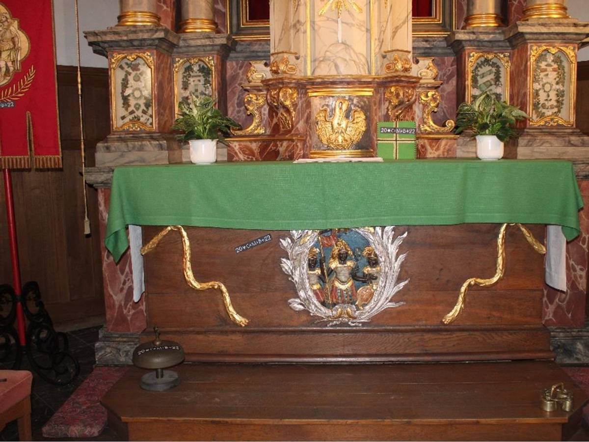 Das Foto zeigt den beklebten Altar in der katholischen Kirche am Marktplatz in Jülich. Die Aufkleber waren mit dem Haussegen 20*C+M+B*22 bedruckt.