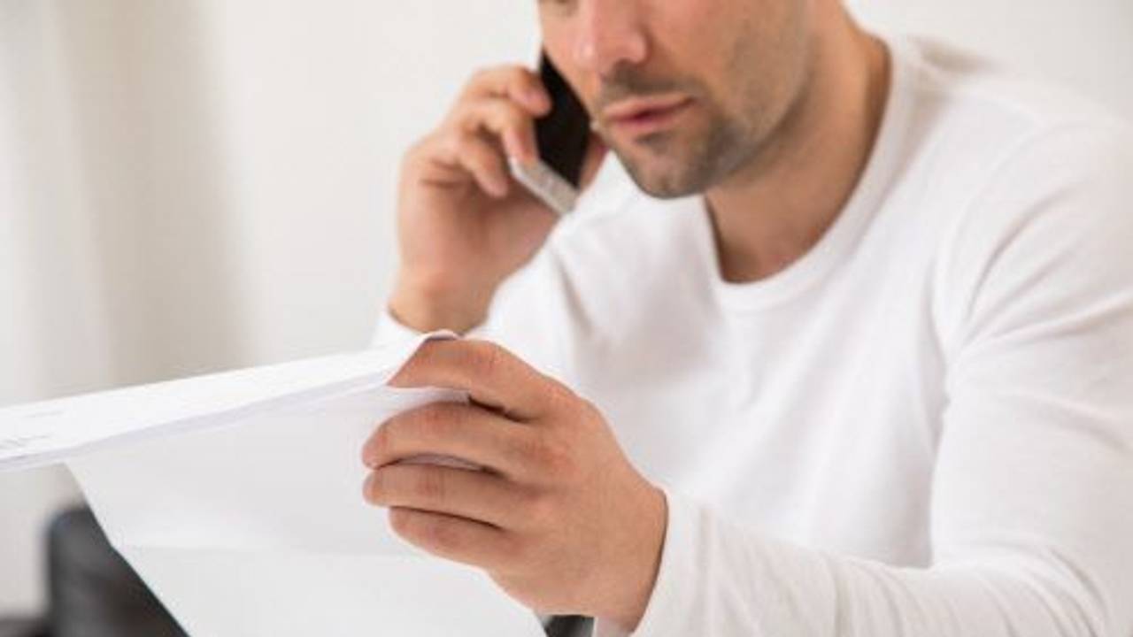 Das undatierte Symbolbild zeigt einen telefonierenden Mann, der seine Versicherungsangelegenheiten organisiert.