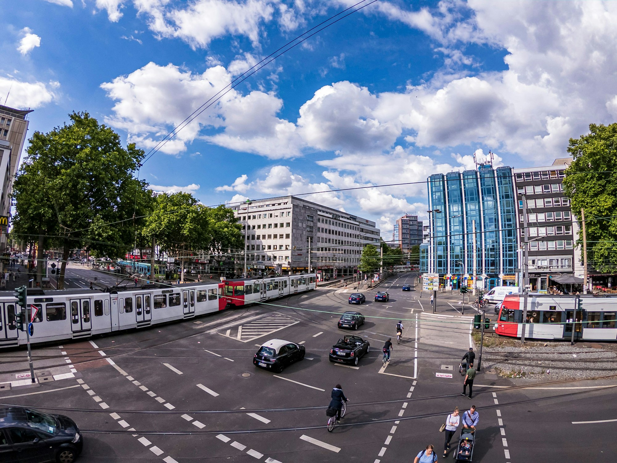 Übersicht über den Barbarossaplatz in der Kölner Innenstadt.