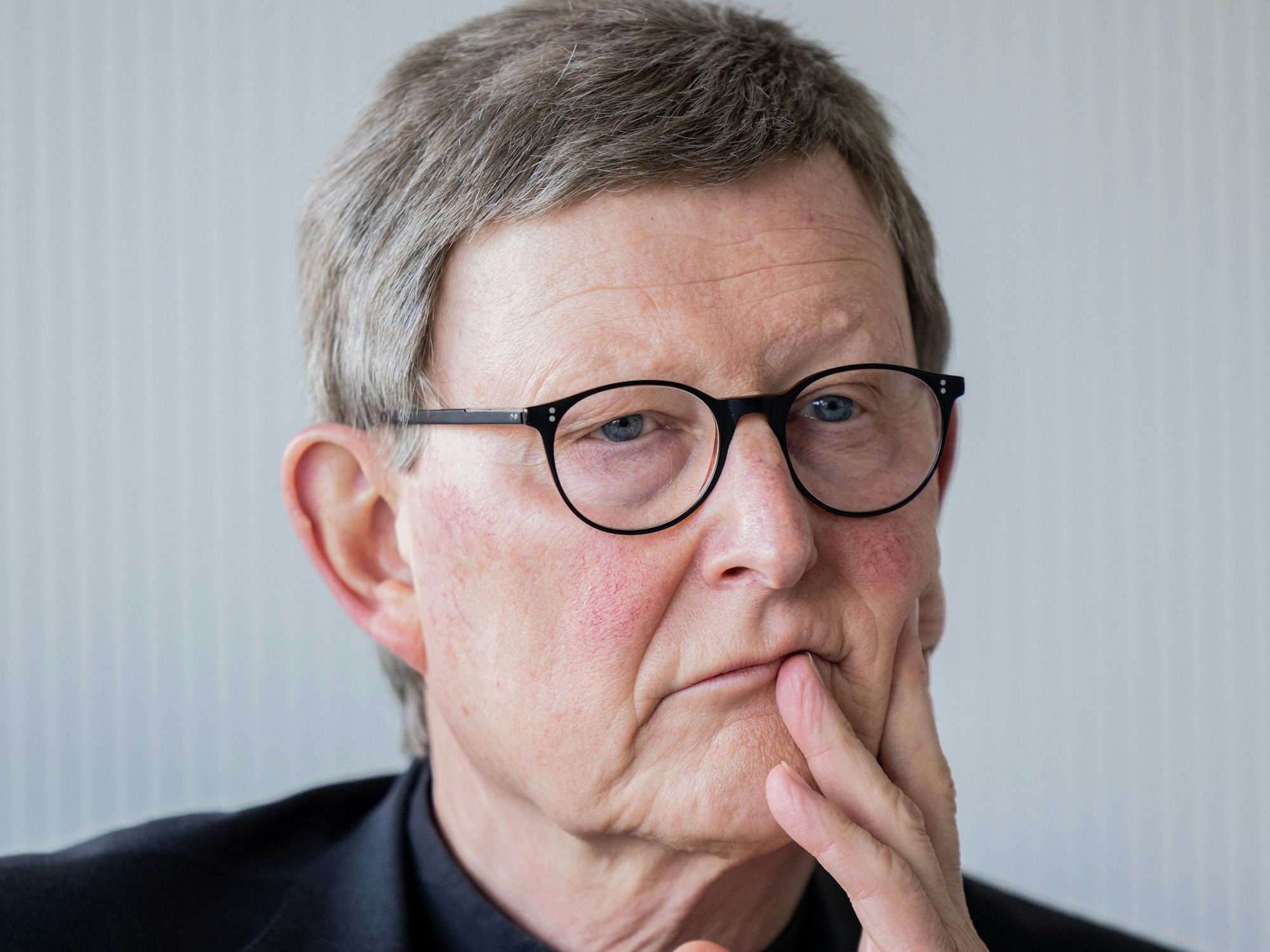 Kölns Erzbischof Rainer Maria Kardinal Woelki bei einem Gespräch im Domforum.