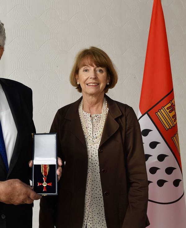 Köln: Bundesverdienstkreuz am Bande der Bundesrepublik Deutschland an Heinz-Peter Hemmersbach von OB Henriette Reker