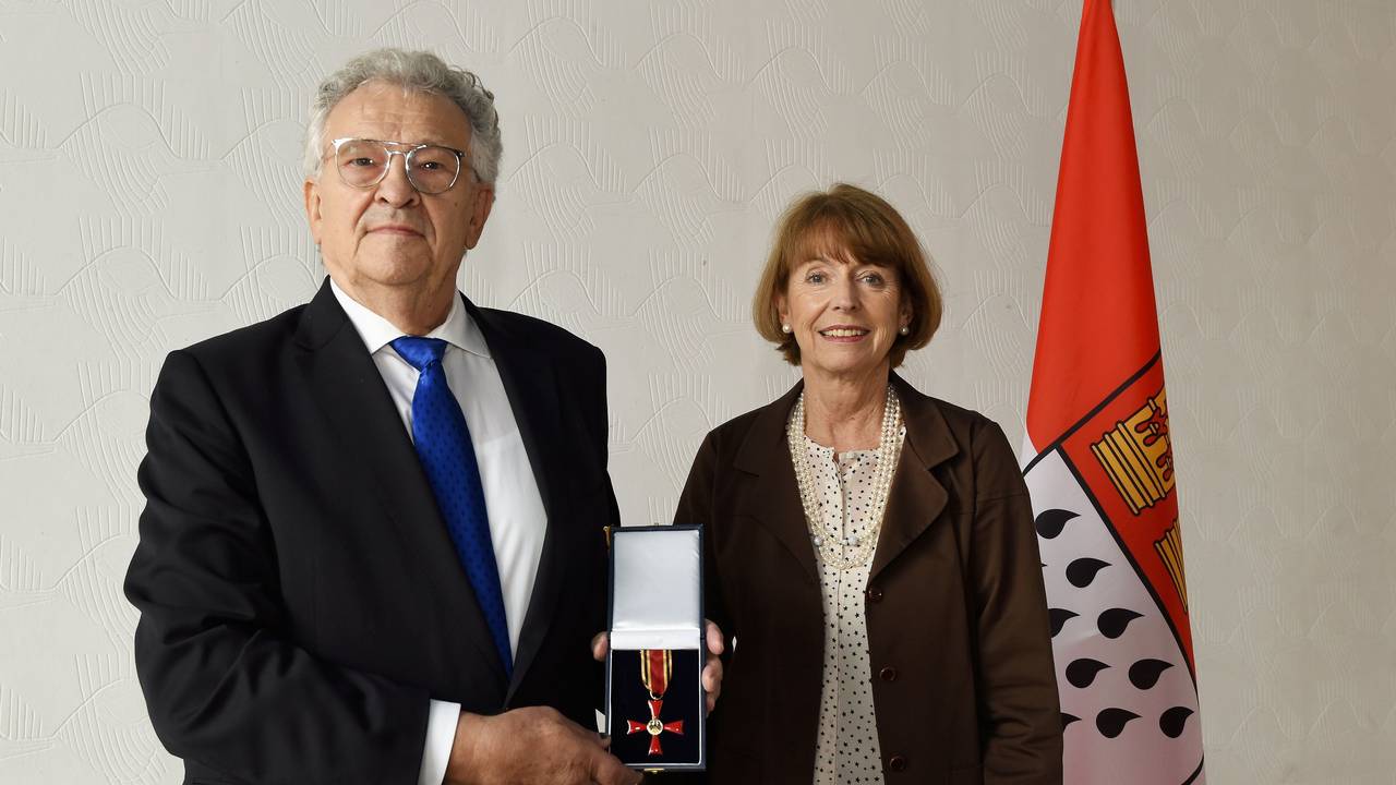 Köln: Bundesverdienstkreuz am Bande der Bundesrepublik Deutschland an Heinz-Peter Hemmersbach von OB Henriette Reker