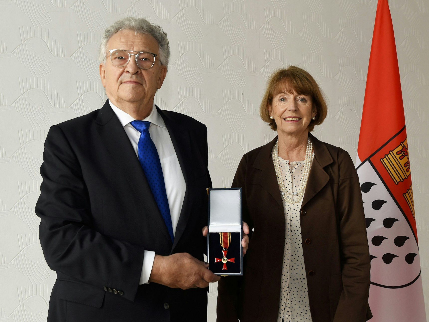 Köln: Bundesverdienstkreuz am Bande der Bundesrepublik Deutschland an Heinz-Peter Hemmersbach von OB Henriette Reker