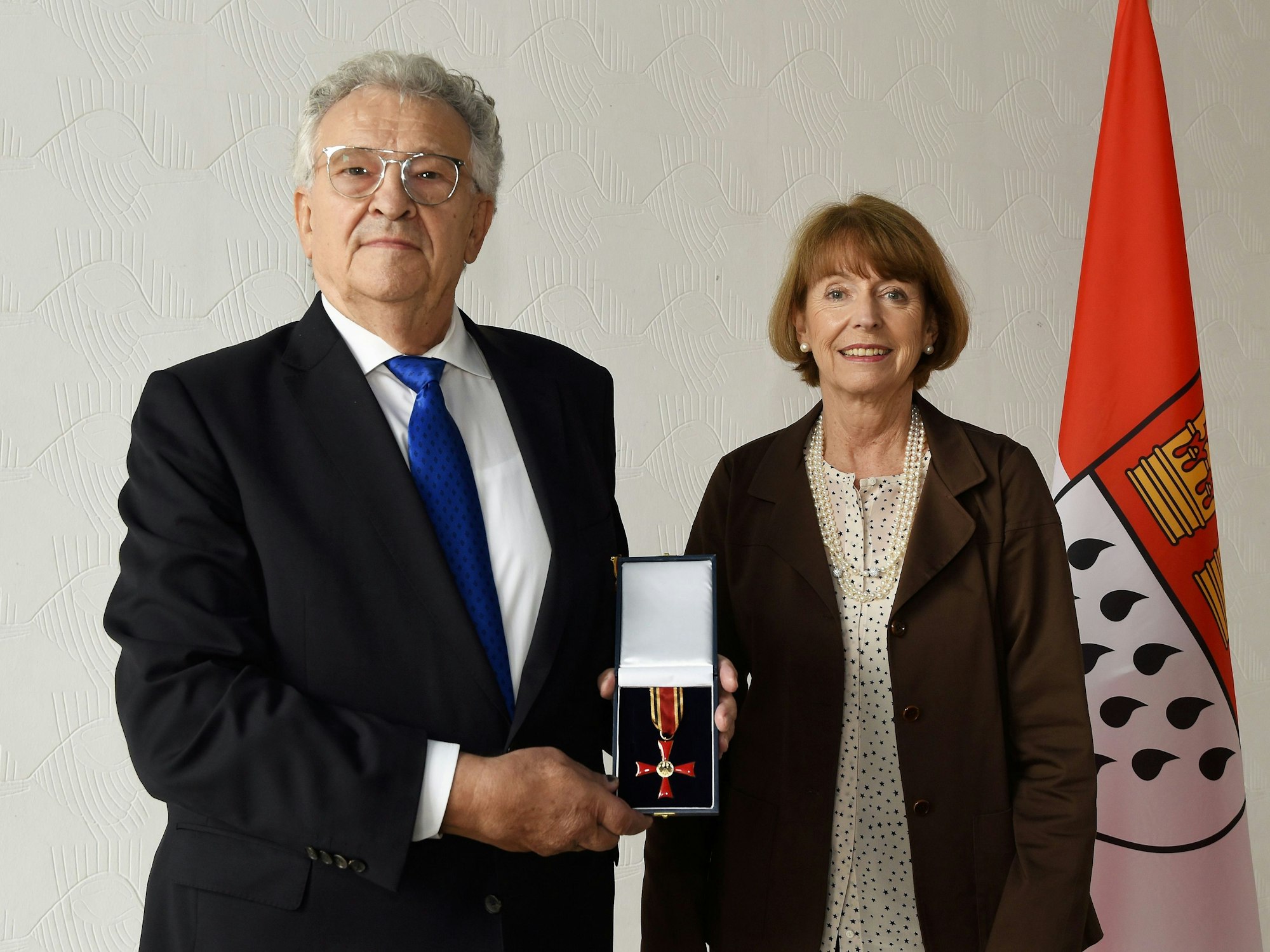 Köln: Bundesverdienstkreuz am Bande der Bundesrepublik Deutschland an Heinz-Peter Hemmersbach von OB Henriette Reker