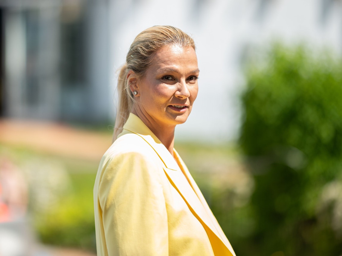 Ex-Schwimm-Star Franziska van Almsick schaut bei einem Termin in Norderstedt in die Kamera