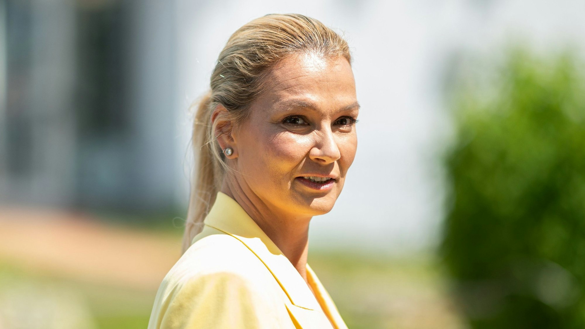 Ex-Schwimm-Star Franziska van Almsick schaut bei einem Termin in Norderstedt in die Kamera