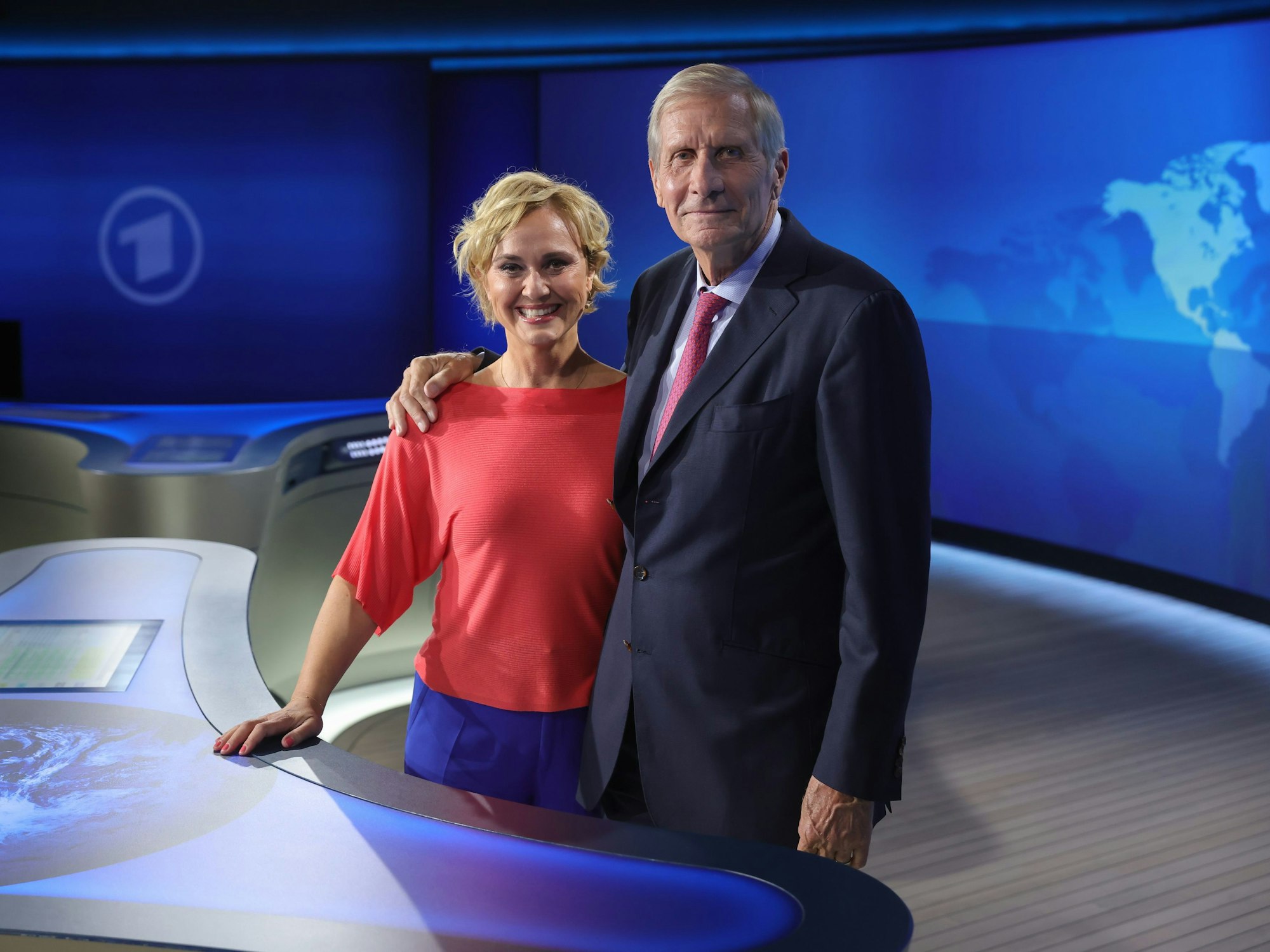 Eine besondere Meldung von Ulrich Wickert sorgte bei „Tagesthemen“-Moderatorin Caren Miosga in einer Live-Sendung am 20.9.2022 für Gelächter. Das Foto entstand während der Sendung.