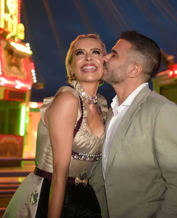 Verena Kerth und Marc Terenzi feiern auf dem Oktoberfest. Auf dem Foto küsst Marc seine Freundin auf die Wange. Verena strahlt in einem goldfarbenen Dirndl, Marc im beigen Jackett.