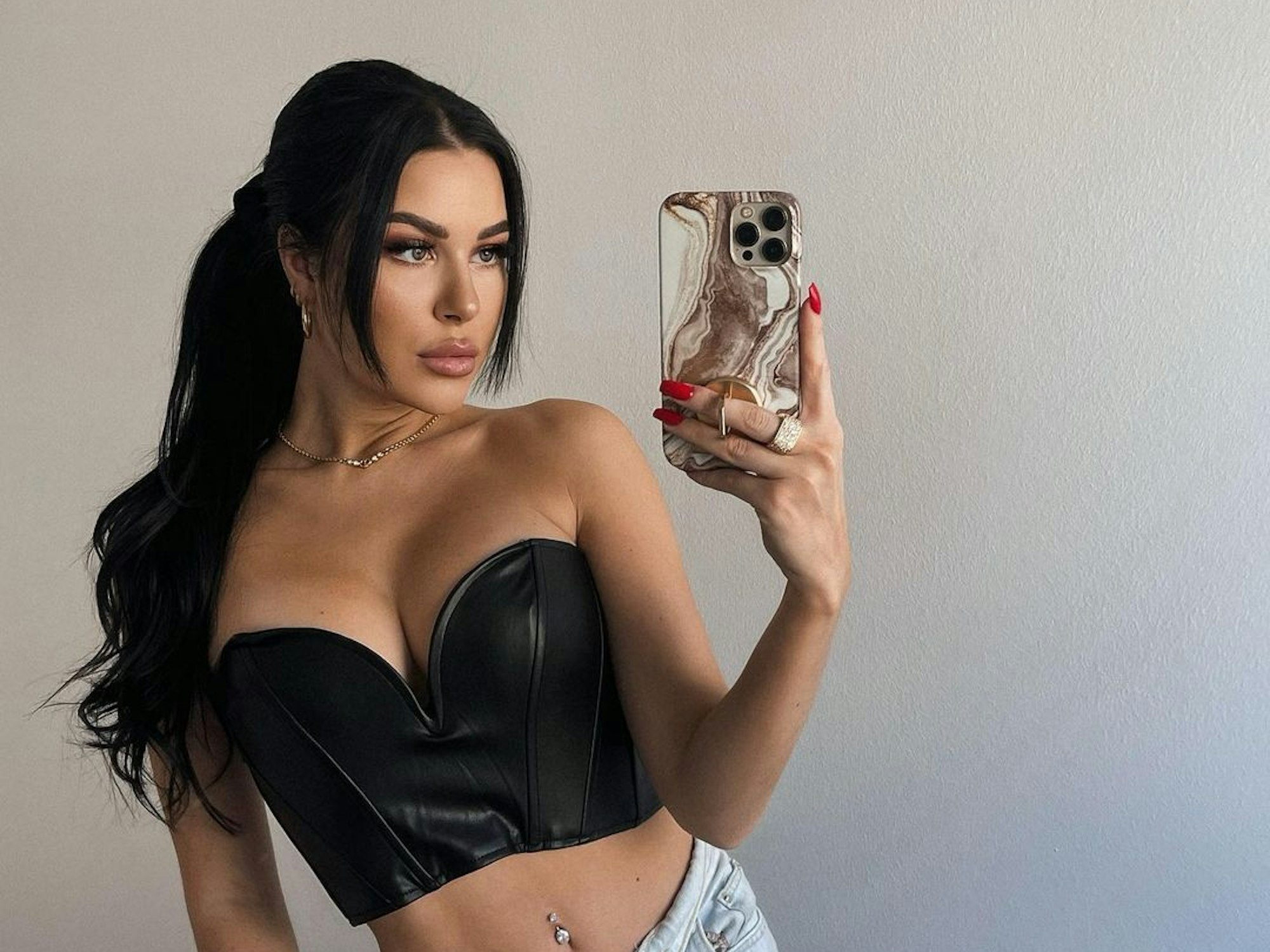 Lisa Weinberger posiert für ein Spiegel-Selfie.