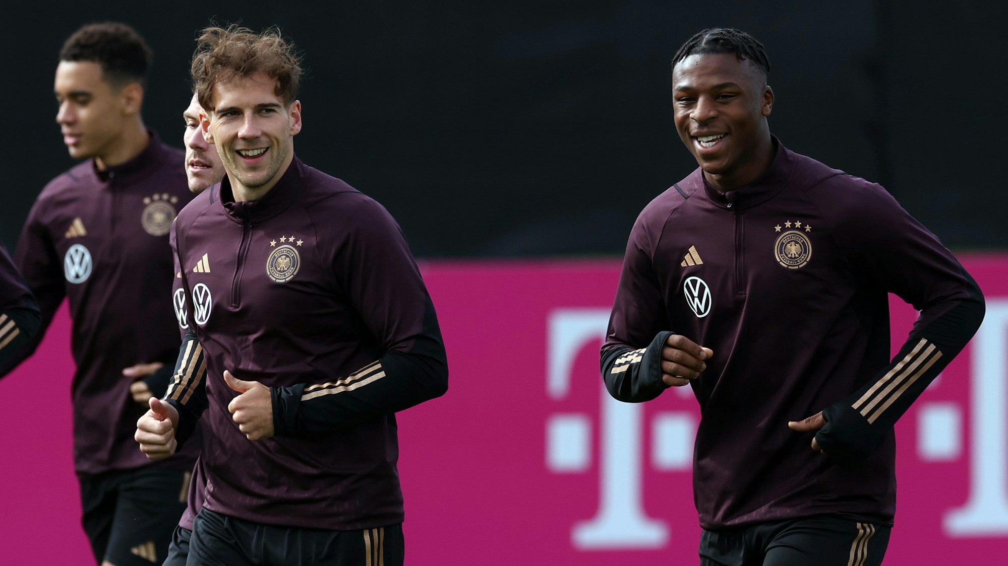 Leon Goretzka und Armel Bella-Kotchap bei einer Trainingseinheit in Frankfurt.