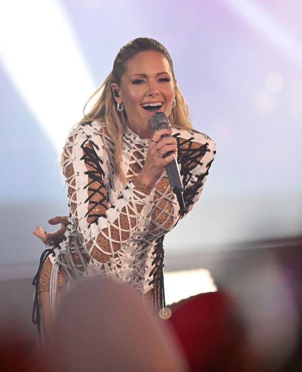 Helene Fischer singt bei ihrem Open-Air-Konzert in der Messe München. Es ist ihr Comeback und das einzige Deutschland-Konzert 2022.