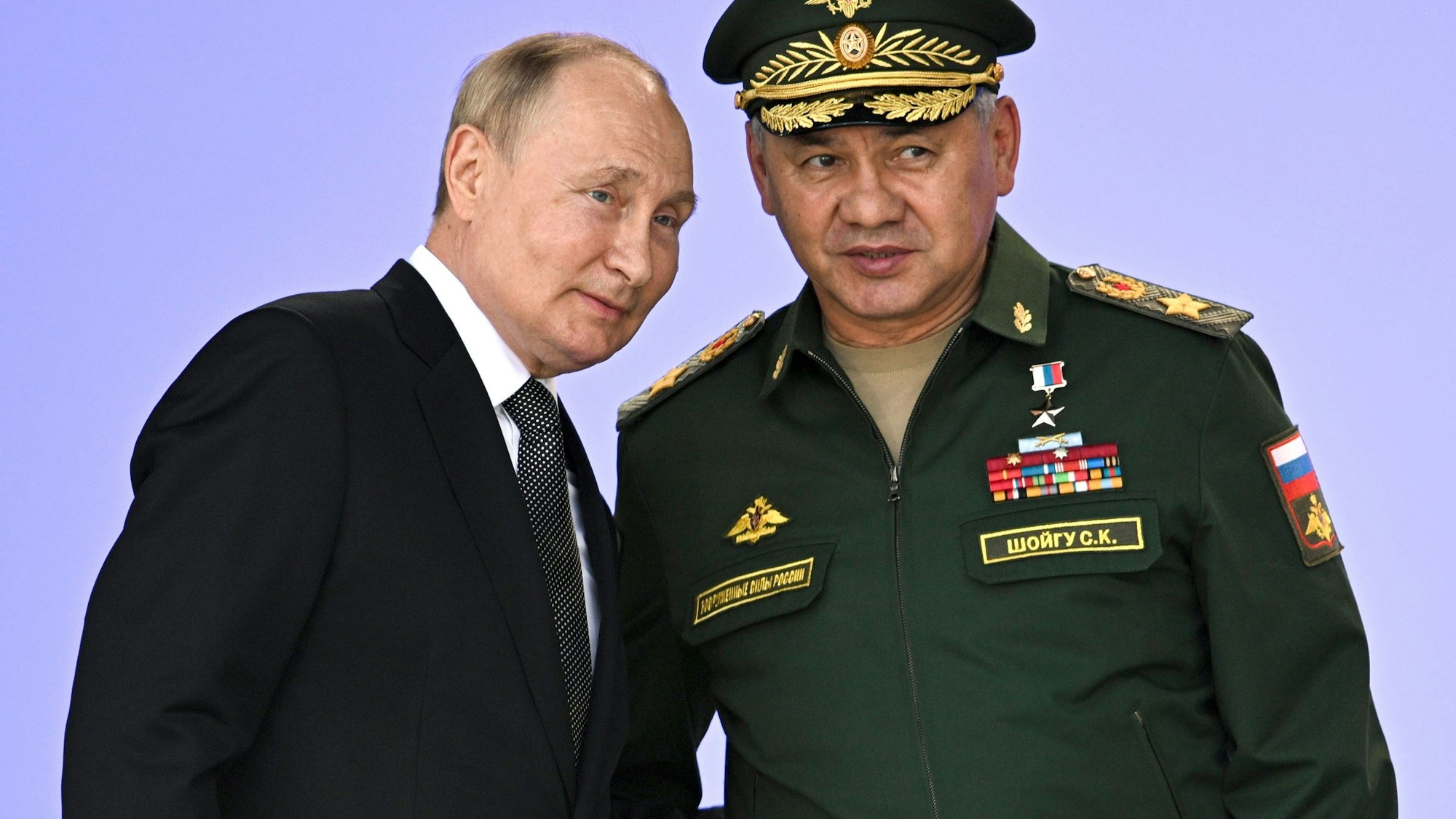 Russlands Präsident Wladimir Putin und der russische Verteidigungsminister Sergej Schoigu im August 2022.