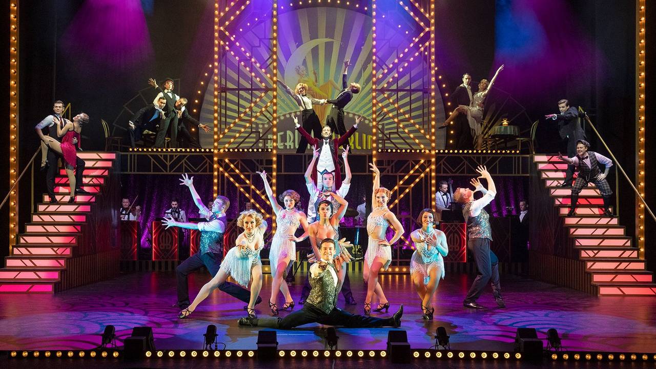 Das Ensemble von „Berlin Berlin“ auf der Bühne.