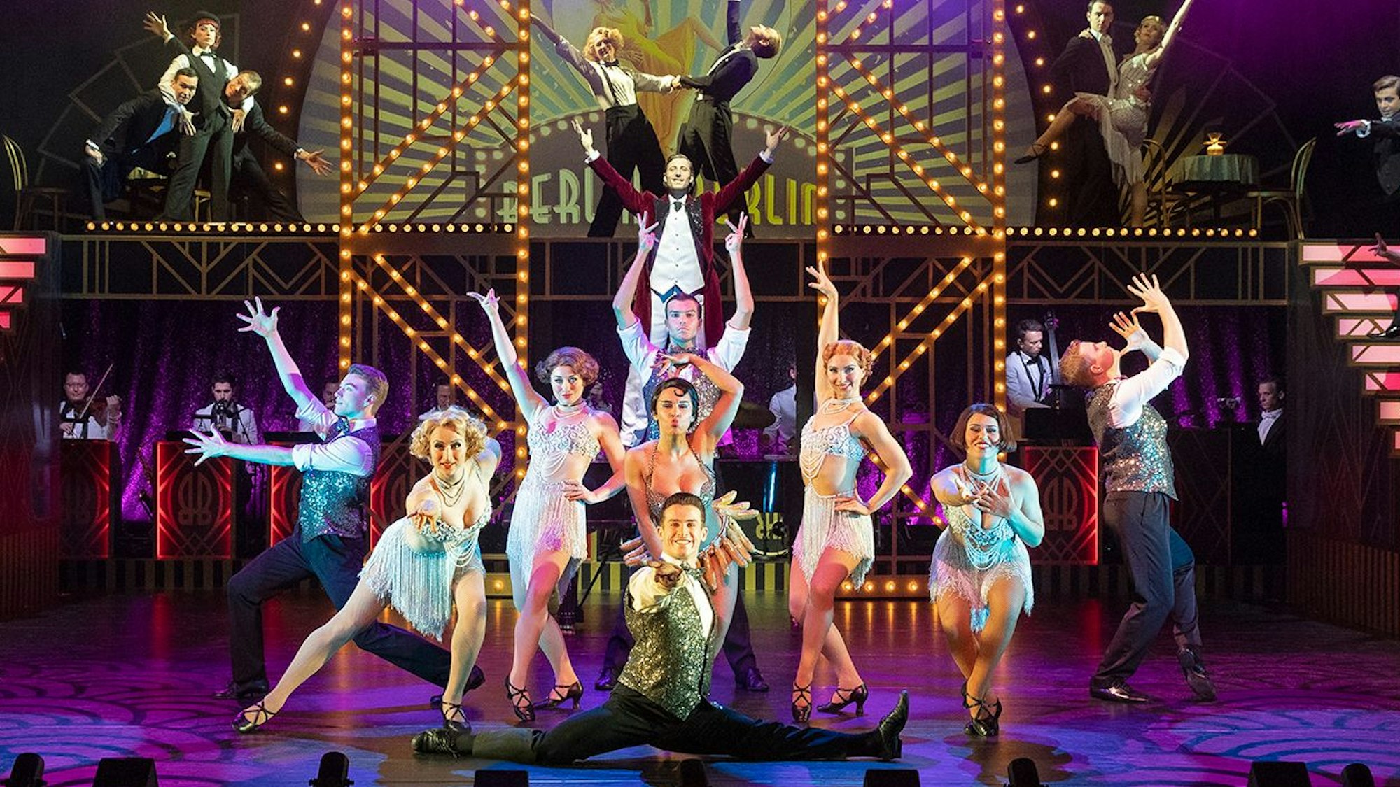 Das Ensemble von „Berlin Berlin“ auf der Bühne.