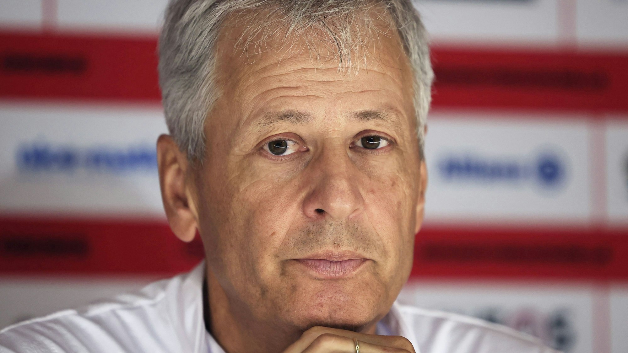 Lucien Favre schaut auf einer Pressekonferenz in die Kamera.