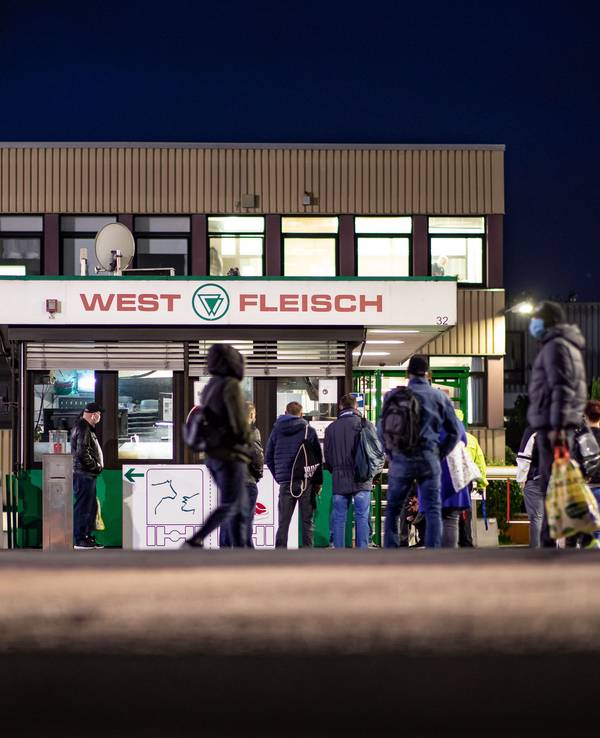 Mitarbeiter betreten das Werksgelände des fleischverarbeitenden Betriebs Westfleisch. Zulieferer des Unternehmens sollen Tierschutzvorgaben nicht beachtet haben. Das Deutsche Tierschutzbüro hat entsprechendes Bild- und Videomaterial veröffentlicht.