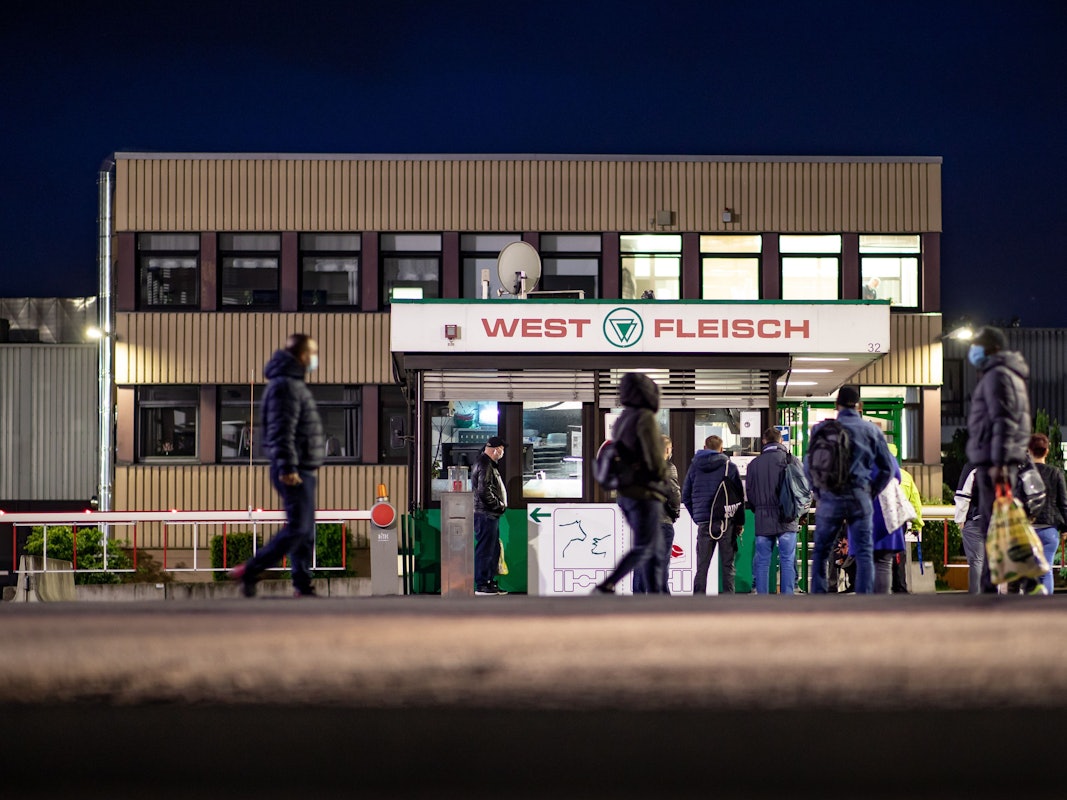 Mitarbeiter betreten das Werksgelände des fleischverarbeitenden Betriebs Westfleisch. Zulieferer des Unternehmens sollen Tierschutzvorgaben nicht beachtet haben. Das Deutsche Tierschutzbüro hat entsprechendes Bild- und Videomaterial veröffentlicht.