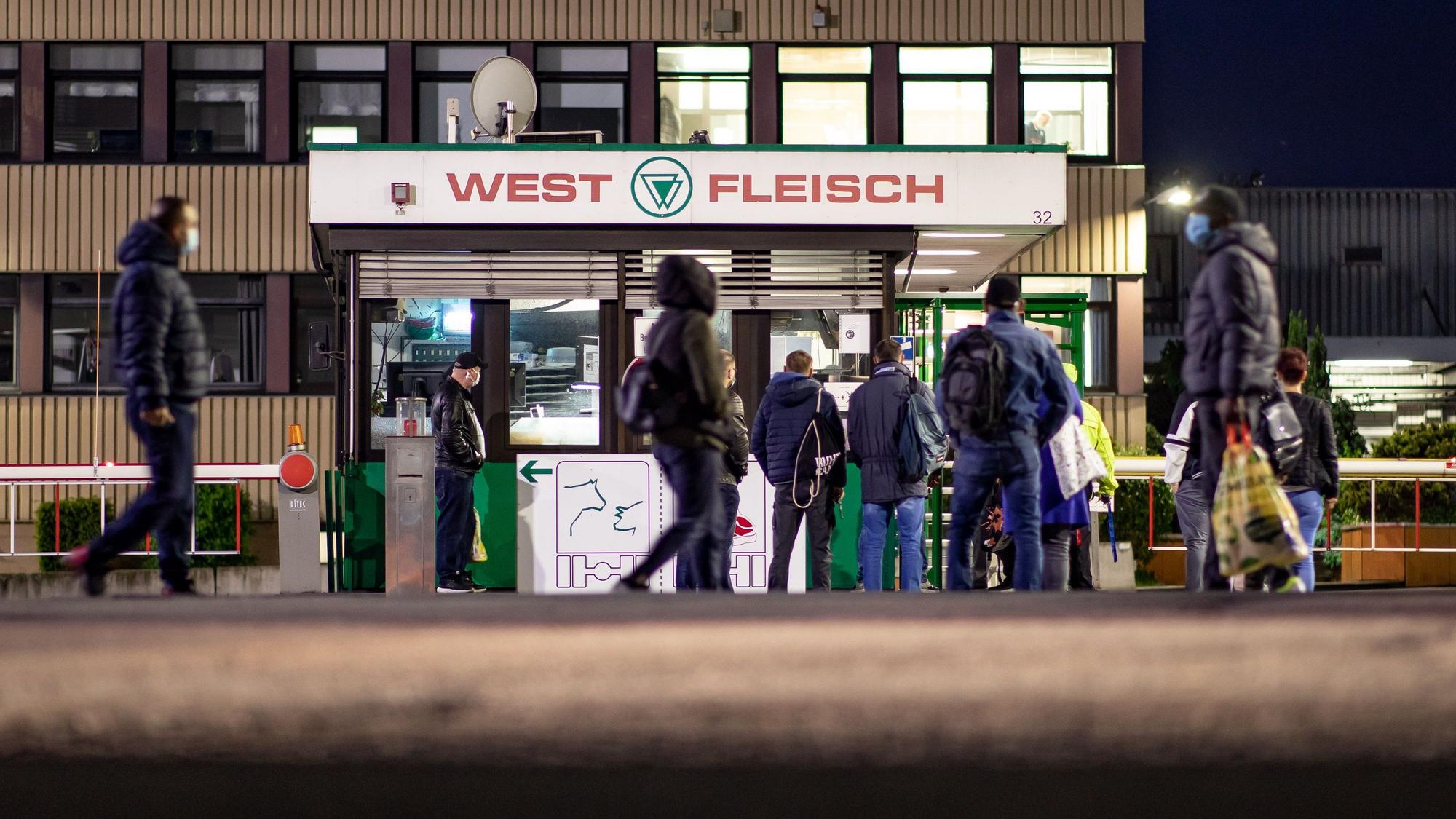 Mitarbeiter betreten das Werksgelände des fleischverarbeitenden Betriebs Westfleisch. Zulieferer des Unternehmens sollen Tierschutzvorgaben nicht beachtet haben. Das Deutsche Tierschutzbüro hat entsprechendes Bild- und Videomaterial veröffentlicht.