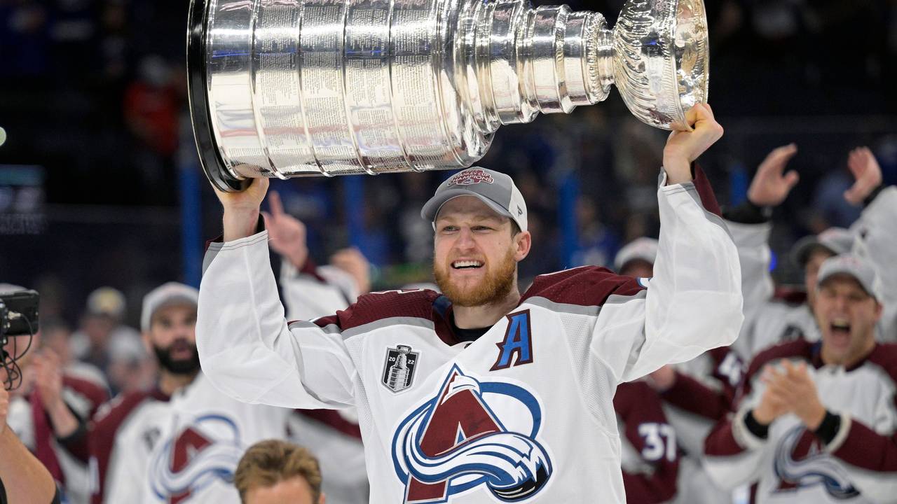 Nathan MacKinnon von den Colorado Avalanche reckt den Stanley Cup mit beiden Händen in die Höhe.