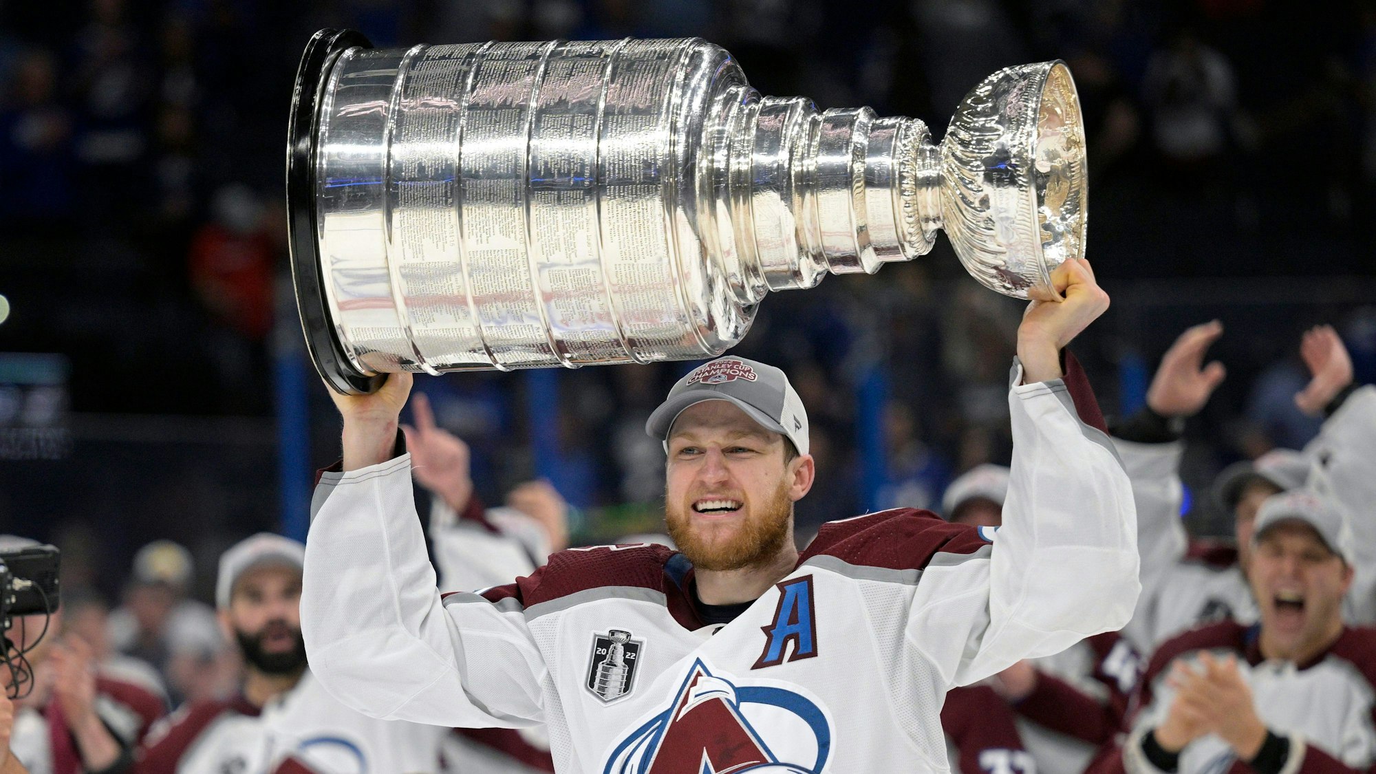 Nathan MacKinnon von den Colorado Avalanche reckt den Stanley Cup mit beiden Händen in die Höhe.