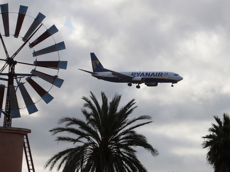 Lohnt sich ein Urlaub auf Mallorca im Herbst? Der Wetterdienst Aemet hat seine Prognose herausgegeben. Hier ein Archivfoto von einem Flugzeug, das in Palma de Mallorca landet.