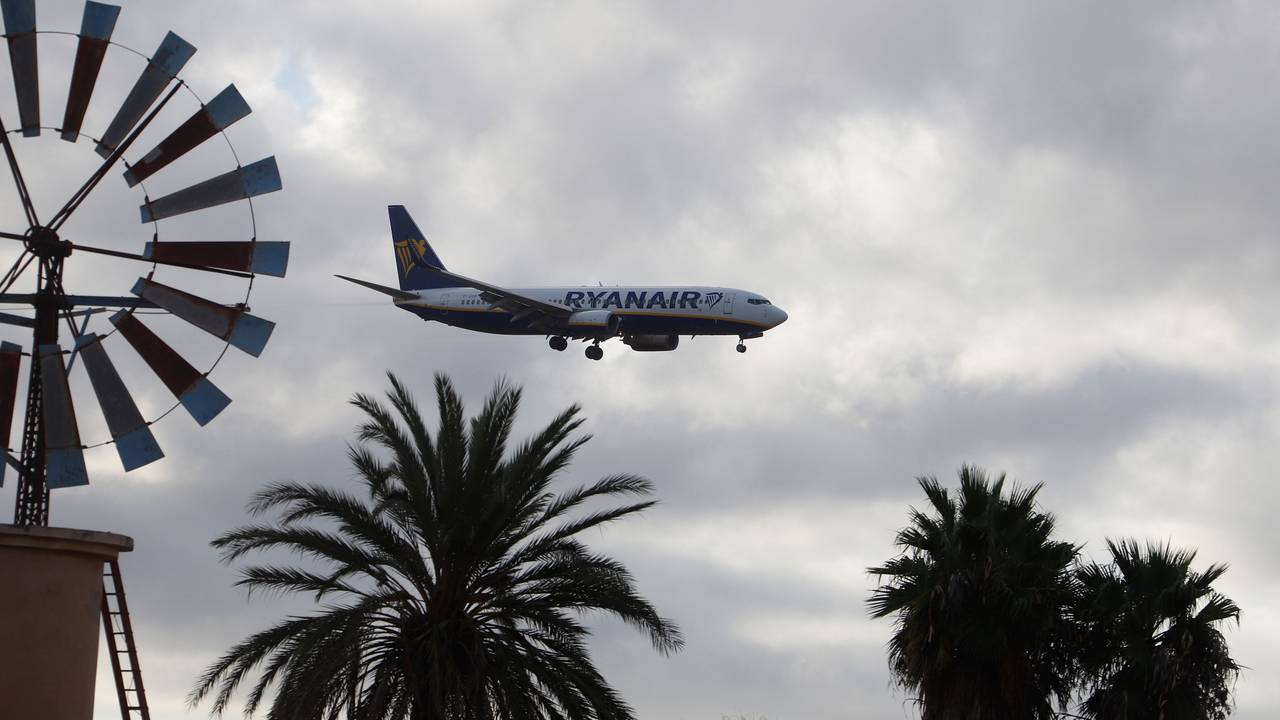 Lohnt sich ein Urlaub auf Mallorca im Herbst? Der Wetterdienst Aemet hat seine Prognose herausgegeben. Hier ein Archivfoto von einem Flugzeug, das in Palma de Mallorca landet.