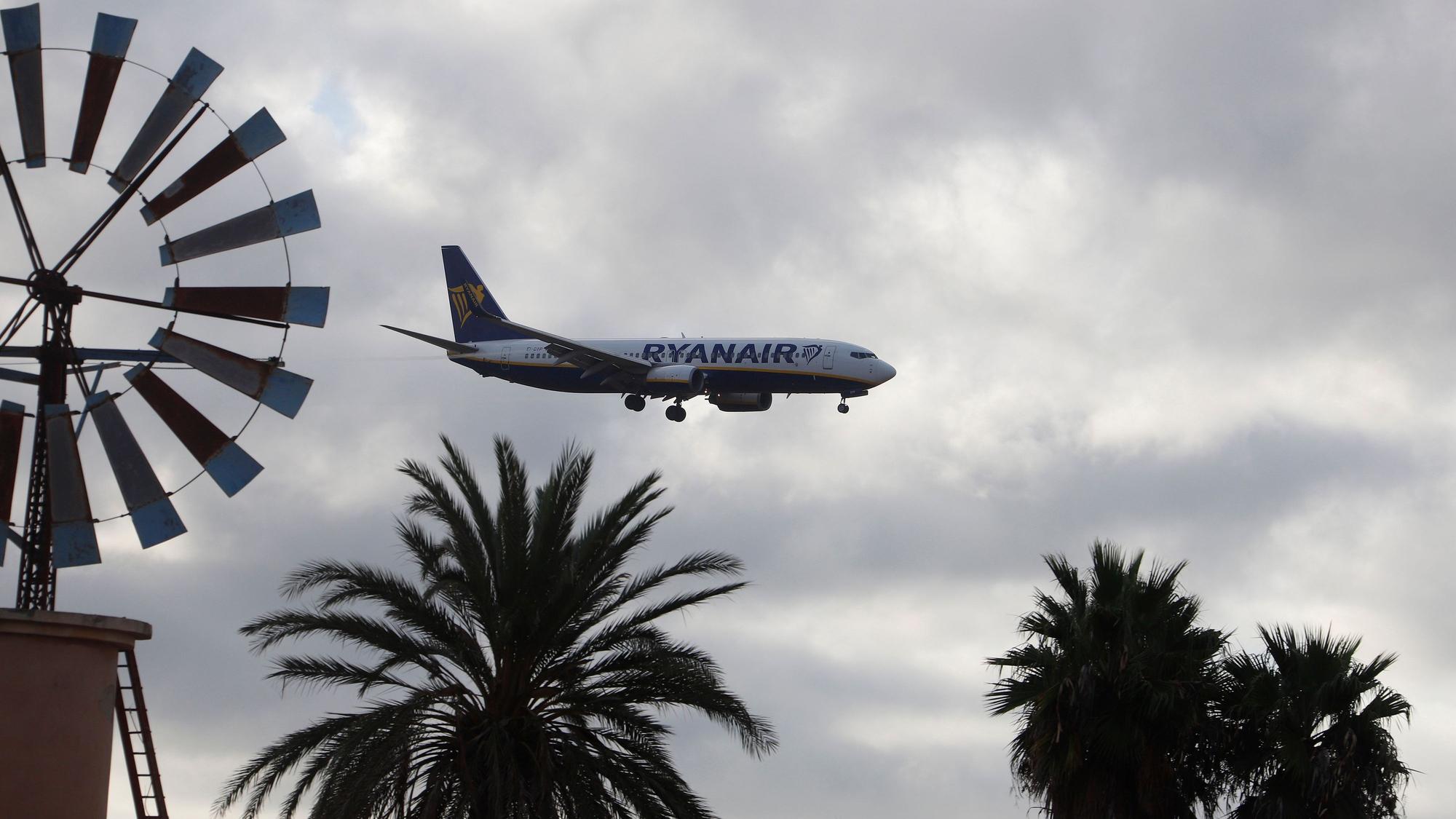 Lohnt sich ein Urlaub auf Mallorca im Herbst? Der Wetterdienst Aemet hat seine Prognose herausgegeben. Hier ein Archivfoto von einem Flugzeug, das in Palma de Mallorca landet.