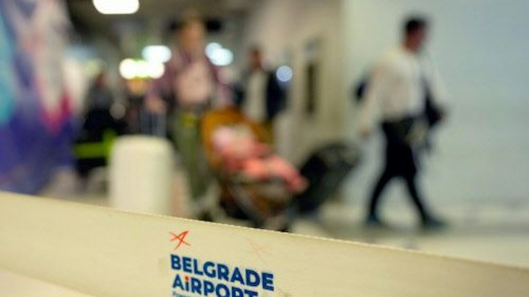 Passagiere eines Fluges von Moskau nach Belgrad verlassen bei ihrer Ankunft am Mittwoch (21. September 2022) das Terminal.