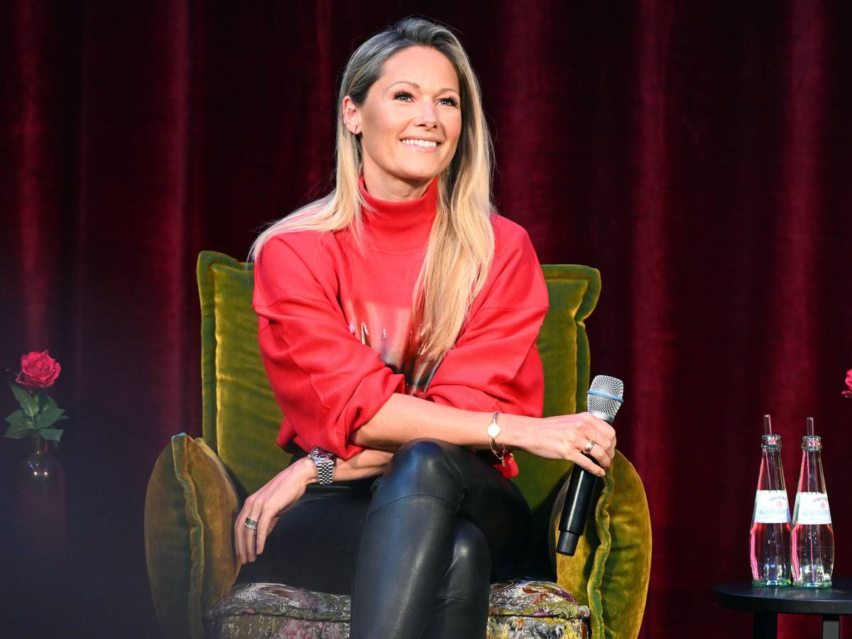 Helene Fischer gibt auf dem Podium ein Statemen zu ihrer Tournee im kommenden Jahr ab. Die Tournee soll 70 Konzerte umfassen.