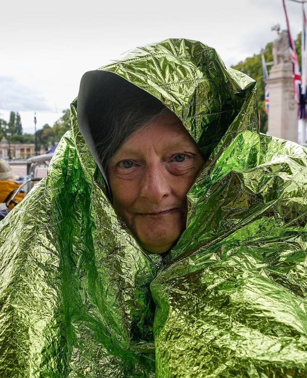 Caryll Foster hält sich mit einer Rettungsdecke warm, da sie über Nacht bleiben wird, um in der ersten Reihe bei den Trauerfeierlichkeiten der Königin in der Mall vor dem Buckingham Palace sitzen will.