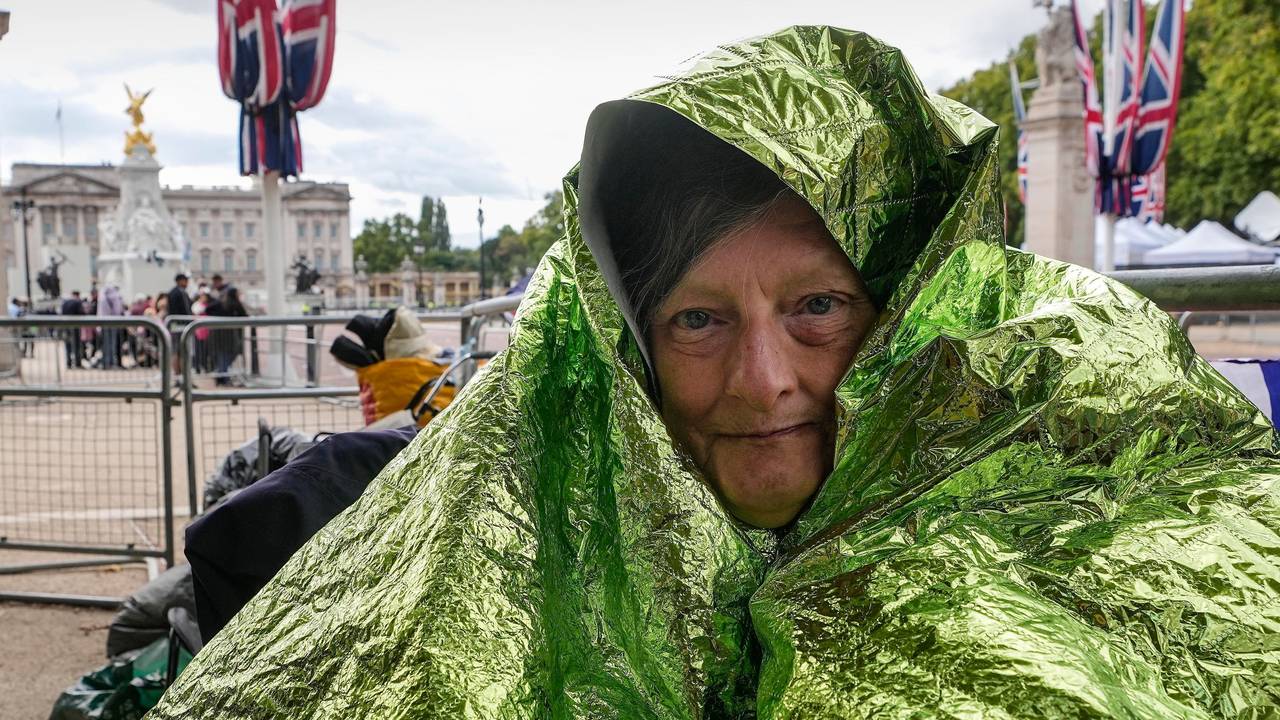 Caryll Foster hält sich mit einer Rettungsdecke warm, da sie über Nacht bleiben wird, um in der ersten Reihe bei den Trauerfeierlichkeiten der Königin in der Mall vor dem Buckingham Palace sitzen will.
