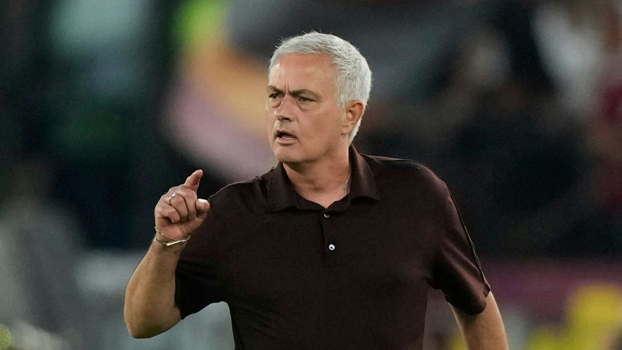 José Mourinho zeigt sich mit bösem Gesichtsausdruck und gehobenem Zeigefinger im Spiel der AS Rom gegen Atalanta Bergamo am 18. September 2022.