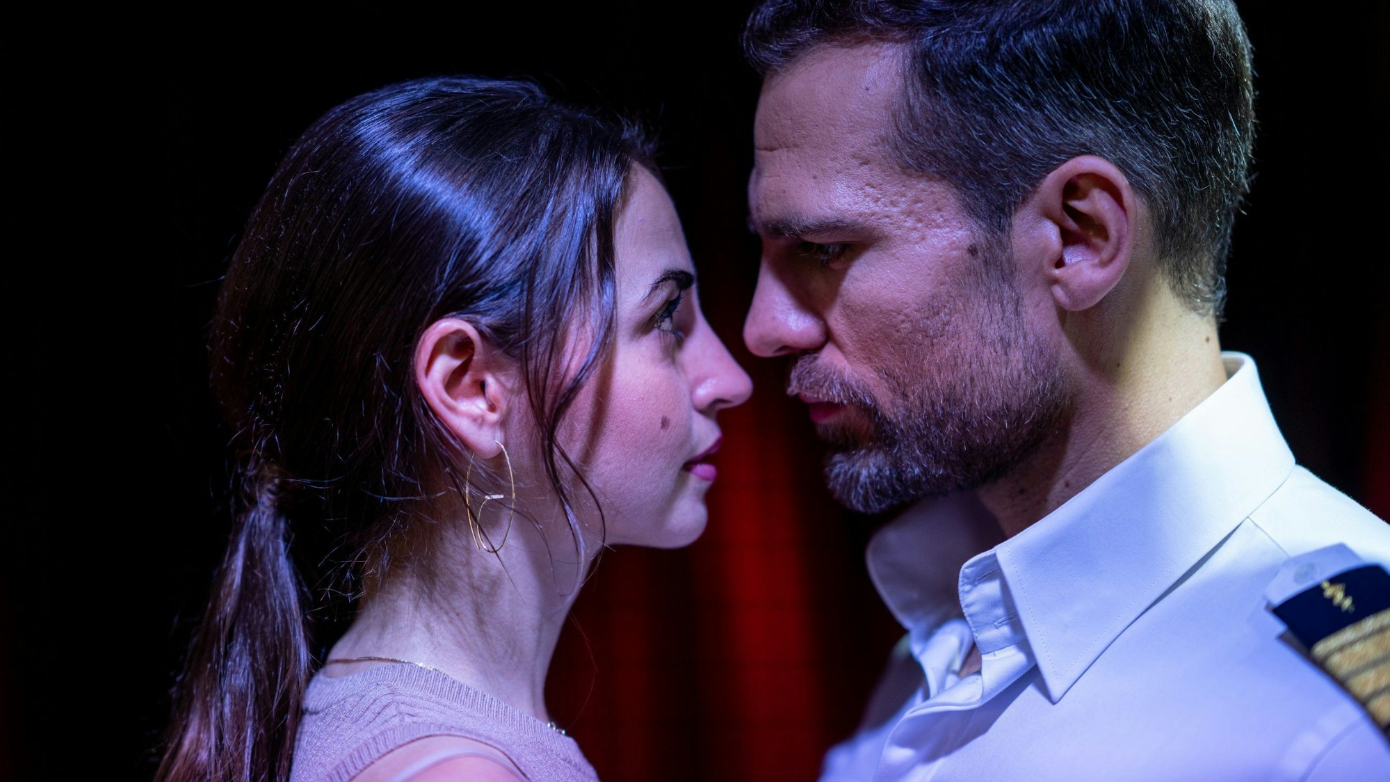 Dr. Eric Leonhard (Moritz Otto) tanzt mit Ekaterina Leonova.