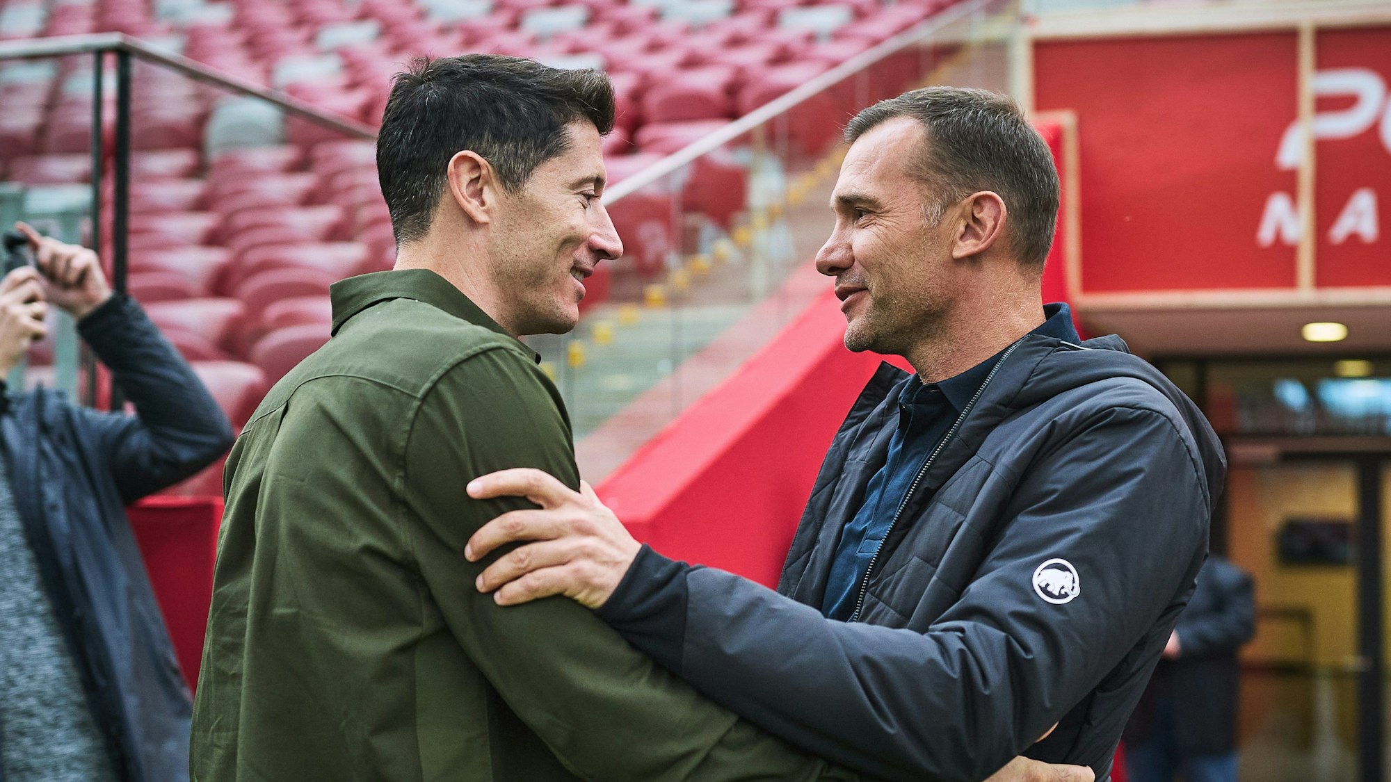 Robert Lewandowski und Andriy Schewtschenko schütteln sich die Hände und begrüßen sich.