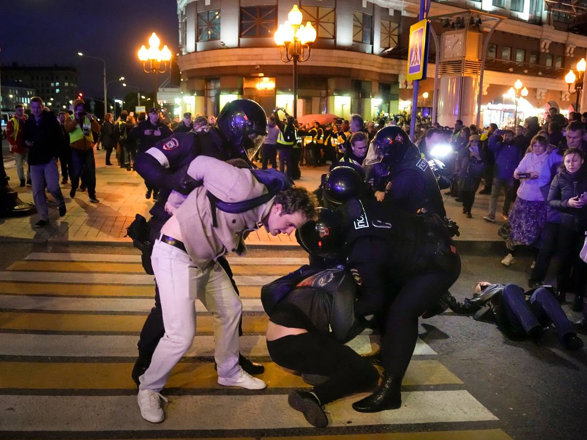 Polizisten halten Demonstranten während einer Demonstration gegen die Anordnung einer Teilmobilisierung der Streitkräfte fest.