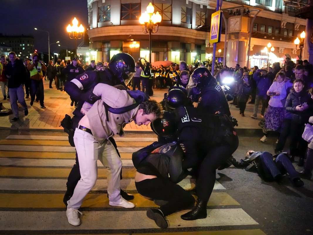 Polizisten halten Demonstranten während einer Demonstration gegen die Anordnung einer Teilmobilisierung der Streitkräfte fest.