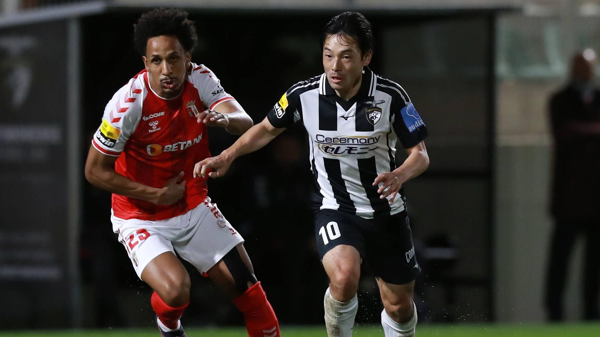 Shoya Nakajima (r.) mit seinem Gegenspieler Lucas Mineiro (l.) in der portugiesischen Liga am 20. März 2022.